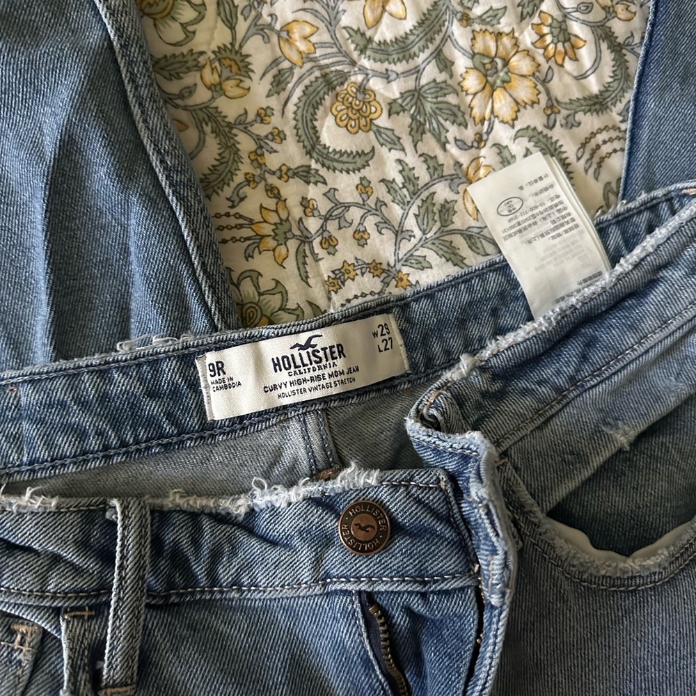 Hollister Women's Boyfriend Jeans in Light Blue - Picture 3 of 3